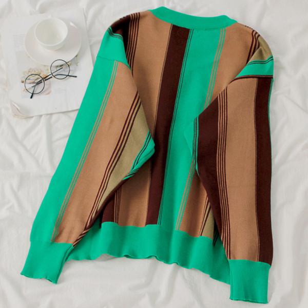 Νέο μοντέλο  γυναικείο πουλόβερ  με ωοειδές λαιμόκοκκο και μακρύ μανίκι σε πράσινο χρώμα