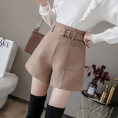 Női rövidnadrág széles modell négy színben, övvel