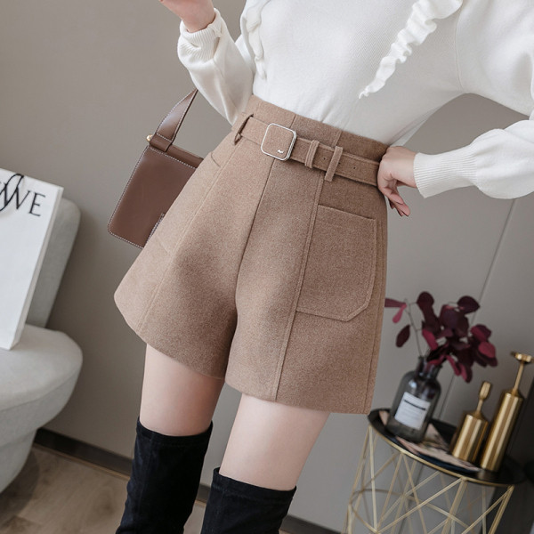 Női rövidnadrág széles modell négy színben, övvel