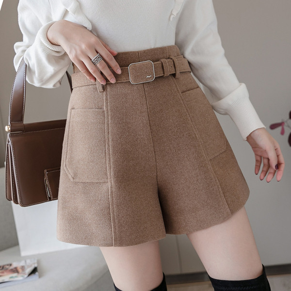 Női rövidnadrág széles modell négy színben, övvel