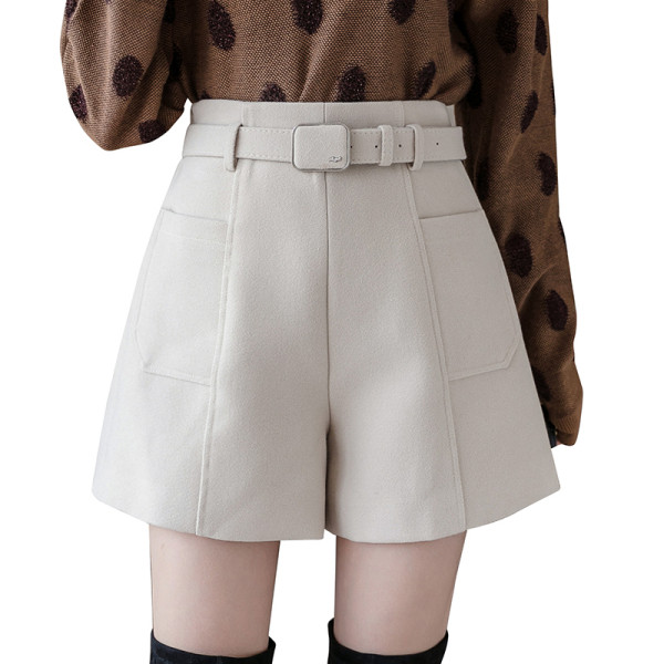 Női rövidnadrág széles modell négy színben, övvel