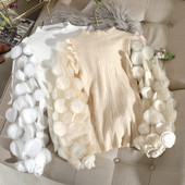 Μοντέρνο γυναικείο πουλόβερ με τρισδιάστατο στοιχείο σε λευκό, μαύρο και μπεζ χρώμα