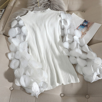 Μοντέρνο γυναικείο πουλόβερ με τρισδιάστατο στοιχείο σε λευκό, μαύρο και μπεζ χρώμα