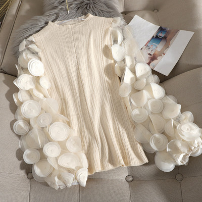 Μοντέρνο γυναικείο πουλόβερ με τρισδιάστατο στοιχείο σε λευκό, μαύρο και μπεζ χρώμα