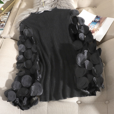 Μοντέρνο γυναικείο πουλόβερ με τρισδιάστατο στοιχείο σε λευκό, μαύρο και μπεζ χρώμα