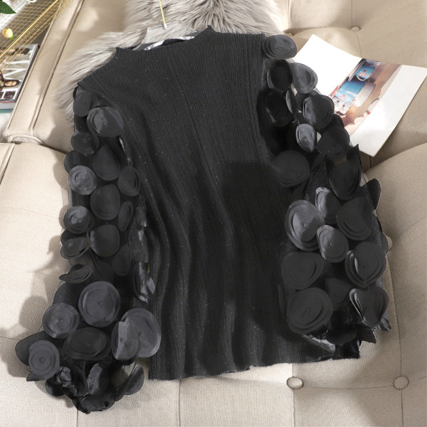 Μοντέρνο γυναικείο πουλόβερ με τρισδιάστατο στοιχείο σε λευκό, μαύρο και μπεζ χρώμα