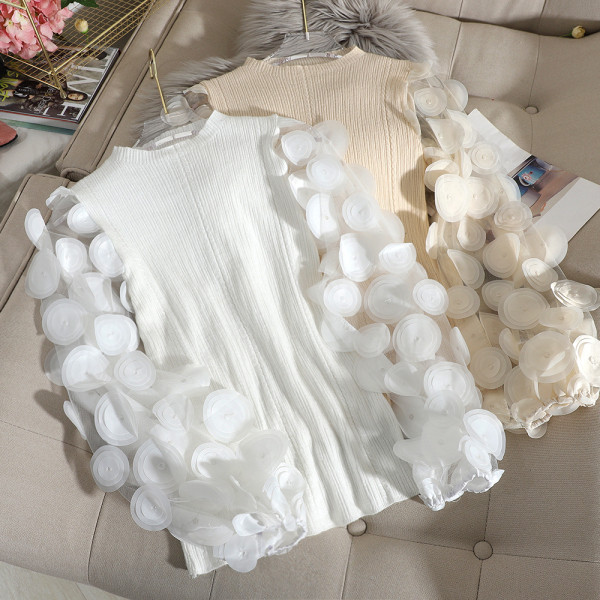 Μοντέρνο γυναικείο πουλόβερ με τρισδιάστατο στοιχείο σε λευκό, μαύρο και μπεζ χρώμα