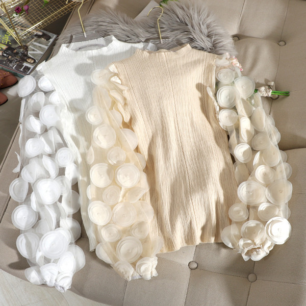 Μοντέρνο γυναικείο πουλόβερ με τρισδιάστατο στοιχείο σε λευκό, μαύρο και μπεζ χρώμα