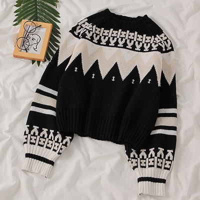 Modern női pulóver ovális nyakkivágással, színes mintával fehér és fekete színben