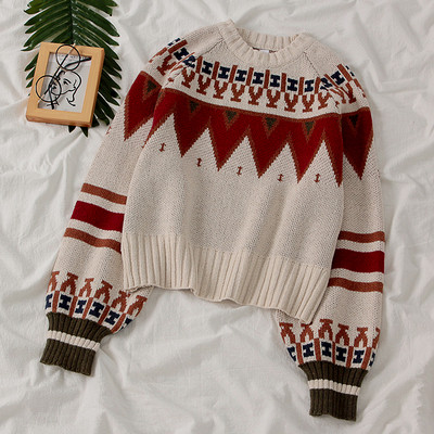 Modern női pulóver ovális nyakkivágással, színes mintával fehér és fekete színben