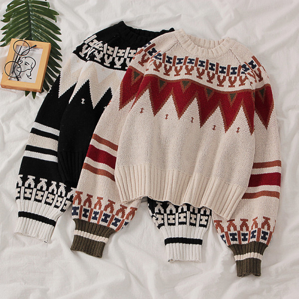 Modern női pulóver ovális nyakkivágással, színes mintával fehér és fekete színben