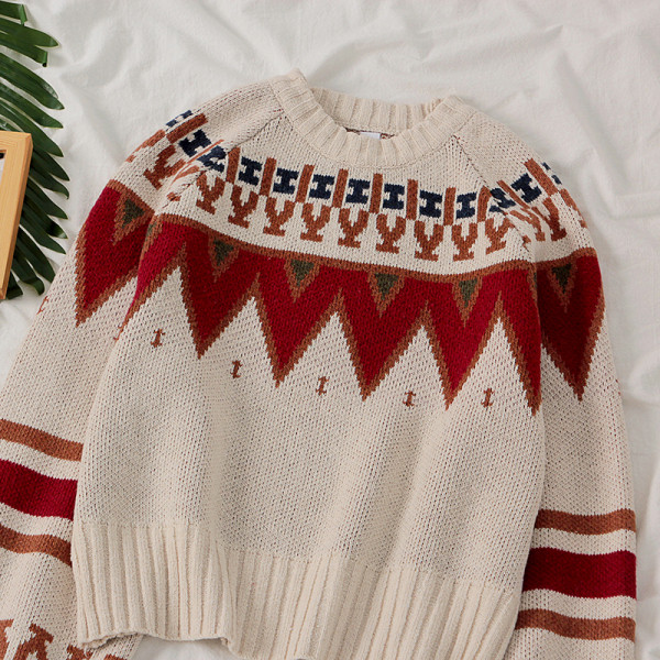 Modern női pulóver ovális nyakkivágással, színes mintával fehér és fekete színben