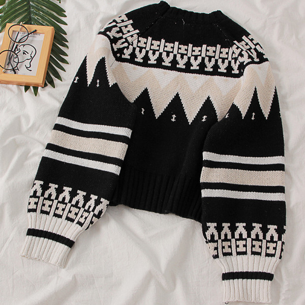 Modern női pulóver ovális nyakkivágással, színes mintával fehér és fekete színben