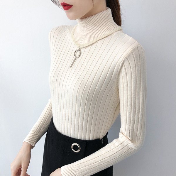 Modern női pulóver négy színben, magas gallérral és fém elemmel