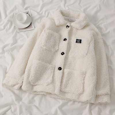 Модерно дамско пухено палто с копчета и джоб в бял цвят