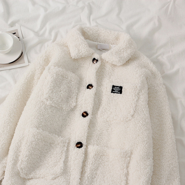Modern női pehelykabát gombokkal és zsebbel, fehér színben
