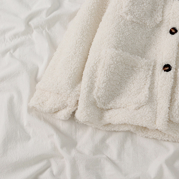 Modern női pehelykabát gombokkal és zsebbel, fehér színben