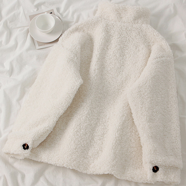 Modern női pehelykabát gombokkal és zsebbel, fehér színben