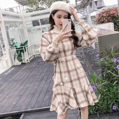 Kék és bézs kockás női ruha magas gallérral és hosszú ujjal