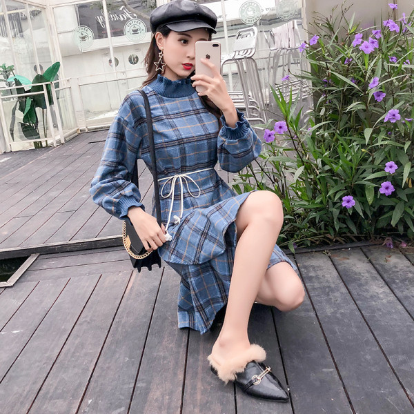 Kék és bézs kockás női ruha magas gallérral és hosszú ujjal