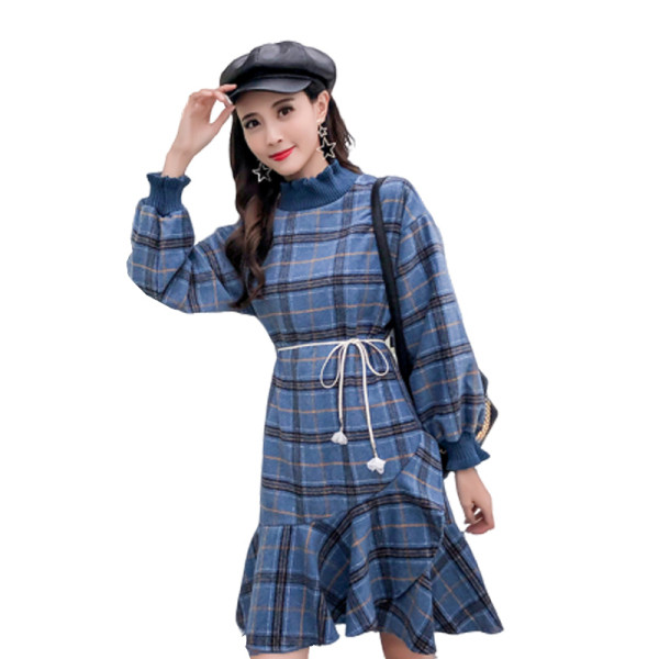 Kék és bézs kockás női ruha magas gallérral és hosszú ujjal