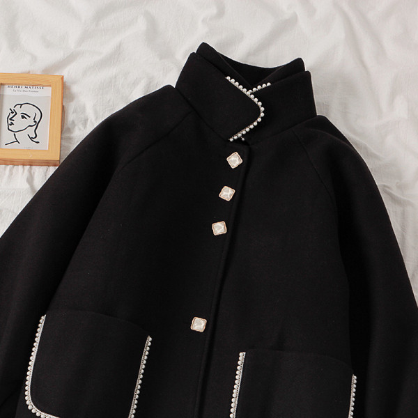 Új modell női kabát gombokkal és zsebekkel fekete színben