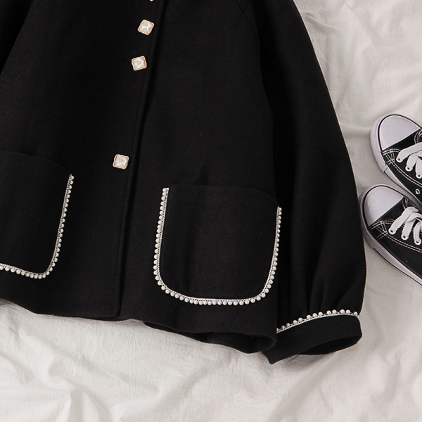 Új modell női kabát gombokkal és zsebekkel fekete színben