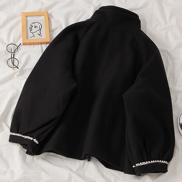 Új modell női kabát gombokkal és zsebekkel fekete színben