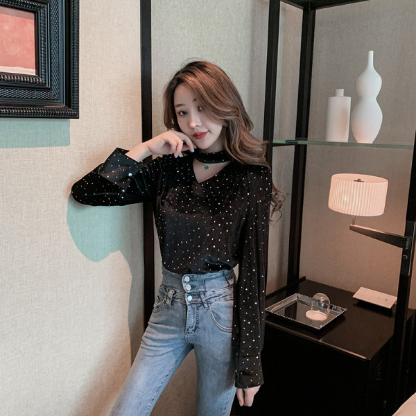 Γυναικεία βελούδο μπλούζα με πούλιες και V-λαιμόκοψη σε μαύρο χρώμα