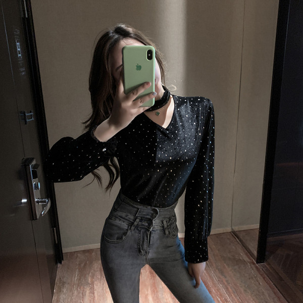 Γυναικεία βελούδο μπλούζα με πούλιες και V-λαιμόκοψη σε μαύρο χρώμα