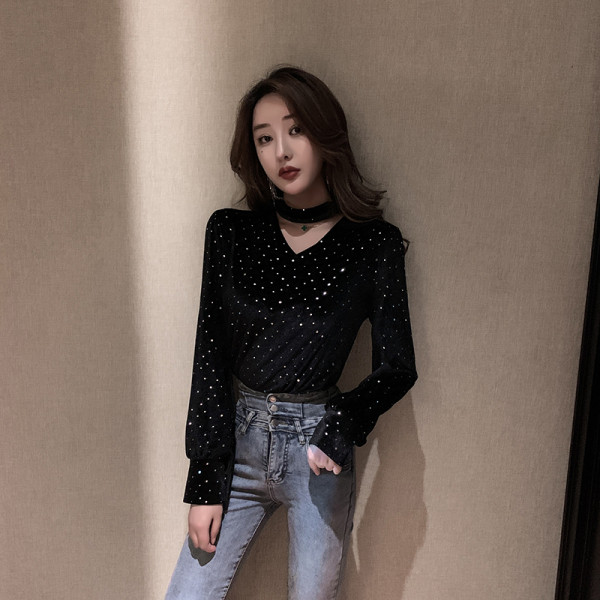 Γυναικεία βελούδο μπλούζα με πούλιες και V-λαιμόκοψη σε μαύρο χρώμα