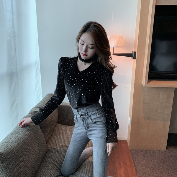 Γυναικεία βελούδο μπλούζα με πούλιες και V-λαιμόκοψη σε μαύρο χρώμα