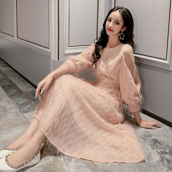 Stílusos női ruha rózsaszín színben, hosszú ujjal és ovális nyakkivágással