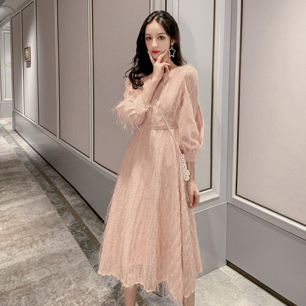 Stílusos női ruha rózsaszín színben, hosszú ujjal és ovális nyakkivágással