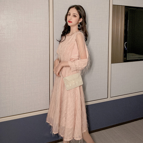 Stílusos női ruha rózsaszín színben, hosszú ujjal és ovális nyakkivágással