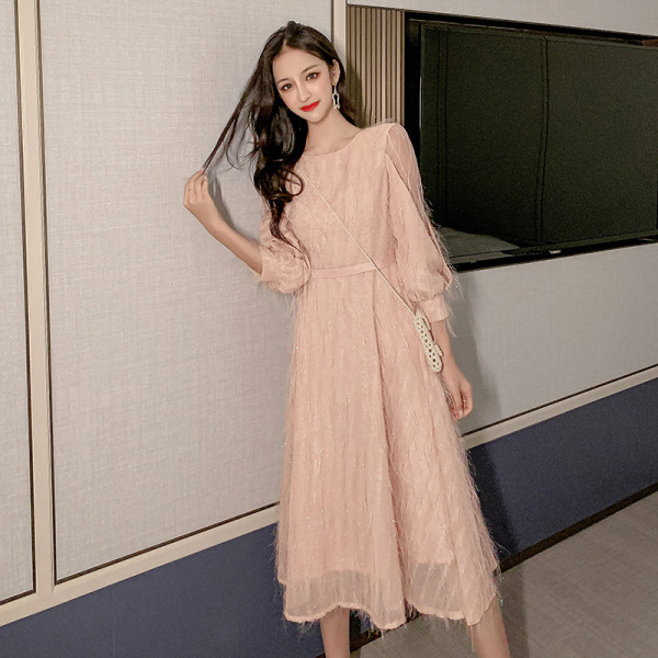 Stílusos női ruha rózsaszín színben, hosszú ujjal és ovális nyakkivágással