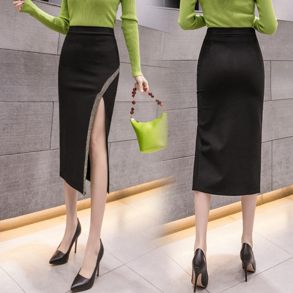 Elegáns női szoknya hasítékkal, magas derékkal, fekete színben