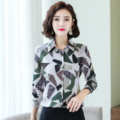 Női ing mintával, gombokkal és klasszikus gallérral zöld és barna színben