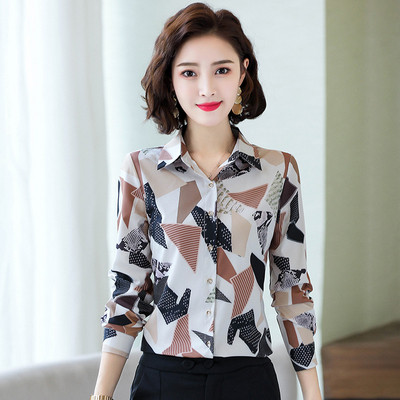 Női ing mintával, gombokkal és klasszikus gallérral zöld és barna színben