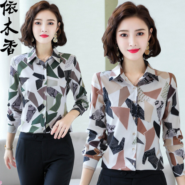 Női ing mintával, gombokkal és klasszikus gallérral zöld és barna színben