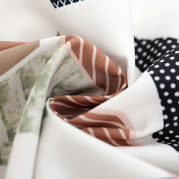 Női ing mintával, gombokkal és klasszikus gallérral zöld és barna színben