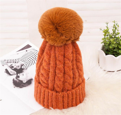 Női téli kötött sapka pehellyel több színben