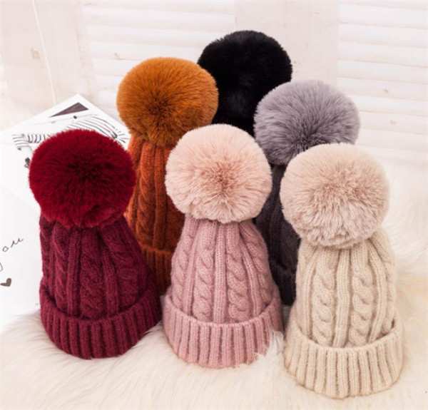 Női téli kötött sapka pehellyel több színben