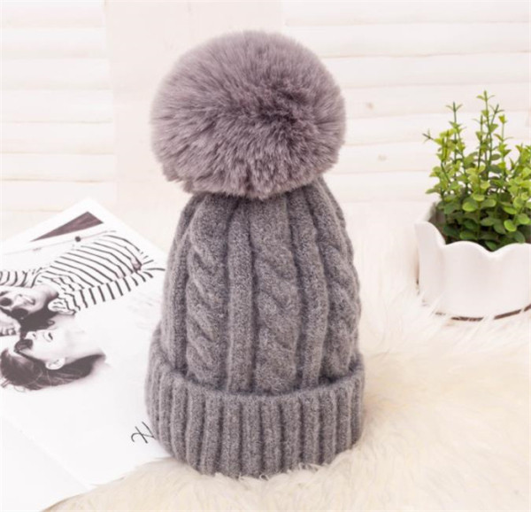 Női téli kötött sapka pehellyel több színben