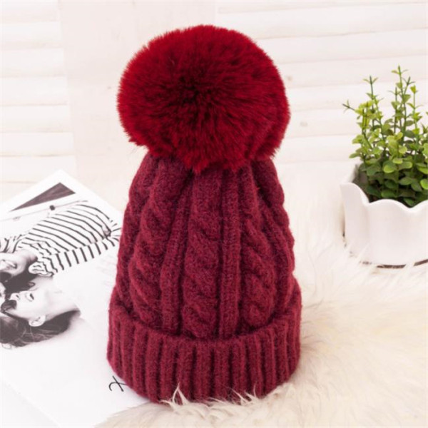 Női téli kötött sapka pehellyel több színben