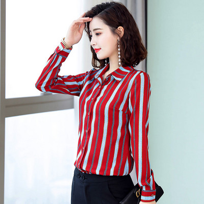 Új modell csíkos női ing gombokkal és klasszikus gallérral - két modell