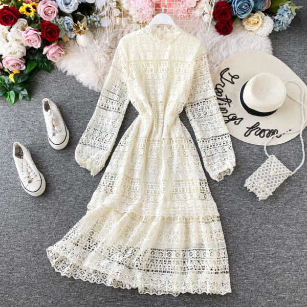 Κομψό γυναικείο φόρεμα από δαντέλα με μακριά μανίκια σε μαύρο και μπεζ χρώμα