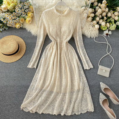 Μακρύ καθημερινό φόρεμα από δαντέλα με χαμηλό γιακά σε λευκό και μπεζ χρώμα