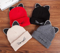 Női alkalmi őszi-téli sapka több színben hímzéssel