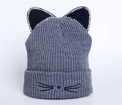 Női alkalmi őszi-téli sapka több színben hímzéssel